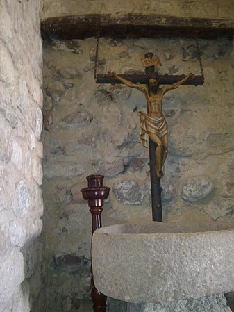 Pila baptismal de pedra de l'ermita de Gallecs.