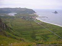 Ausgedehnte, durch die postglaziale Hebung Skandinaviens über den Meeresspiegel hinausgehobene Brandungsplattform auf der Insel Andøya, Norwegen.