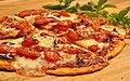 İtalyan mutfağından; Mozzarella peynirli ve domatesli bir Pizza