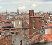 La tour de Séguy au-dessus des toits.