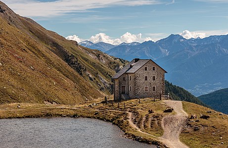 "Bergtocht_van_Watles_via_Sesvennahütte_en_de_Uina_Slucht_naar_Sur_En_19-09-2019._(actm.)_22.jpg" by User:Agnes Monkelbaan