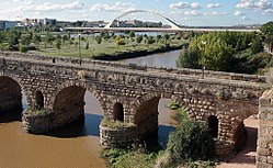 Puente romano (edessä) ja Puente Lusitania (taustalla)