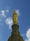 Statue de la Vierge, placée au sommet du clocher de la basilique (2011).