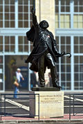 Statue de François-Désiré Bancel devant la gare de Valence-Ville