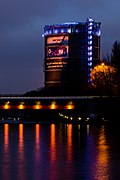 Blick vom Rhein-Herne-Kanal auf beleuchtetes Gasometer