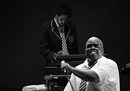 Gnarls Barkley live in Boston op 11 augustus 2006, met Danger Mouse (boven, op toetsen) en Cee Lo Green (geheel rechts, aan de microfoon).