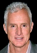 John Slattery dans le rôle de Roger Sterling