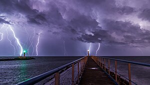 #7: Lampi sul porto e faro durante una tormenta notturna a Port-la-Nouvelle nel dipartimento dell'Aude, nel sud della Francia. – Attribuzione: Maxime Raynal (cc-by-2.0)