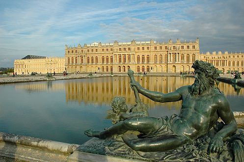 Veduta panoramica del palazzo da sud del Parterre d'Eau, con la statua bronzea del fiume Reno realizzata da Jean-Baptiste Tuby (1687)