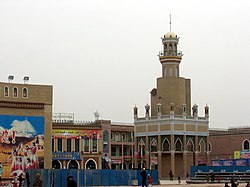 Kashgar merupakan pusat budaya orang Uyghur. Menara masjid bagi Masjid Id Kah.