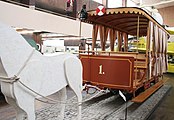 博物館に保存されている馬車鉄道の客車のレプリカ（2008年撮影）