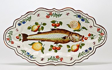 Plateau en majolique polychrome à décor de poisson, de fleurs et de fruits, Lodi, 1751.