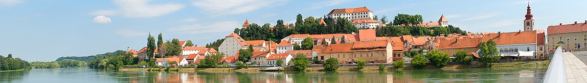 Panorama grada i jezera