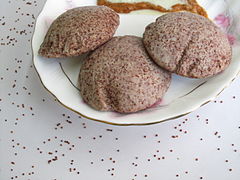 Ragi idli - bột Ragi trộn với một phần nhỏ bột gạo, đậu mười.