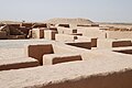 Ruines de la « Maison Rouge » de Dur-Katlimmu (Tell Sheikh Hamad, Assyrie), vaste résidence du VIIe siècle av. J.-C. de 5 400 m2 occupée par un haut dignitaire assyrien[283].