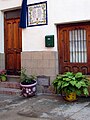 Casa natal de Francisco Candel Tortajada en Casas Altas (Valencia) con detalle de la placa puesta en su fachada