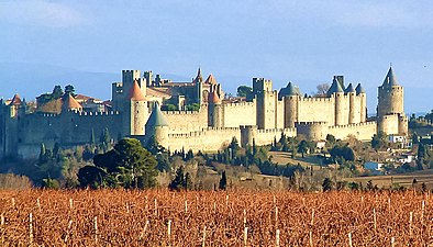 Ciudadela de Carcasona, restaurada por Eugène Viollet-le-Duc (desde 1854) y acabada por sus discípulos (hasta 1913)