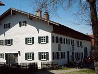 Bauernhaus mit unverputztem Kniestock in Fuchstal (Oberbayern)