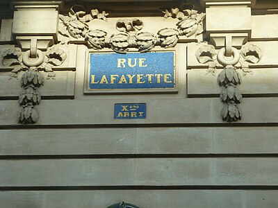 L'affichage du nom de la rue en mosaïque date de l'époque du baron Haussmann.