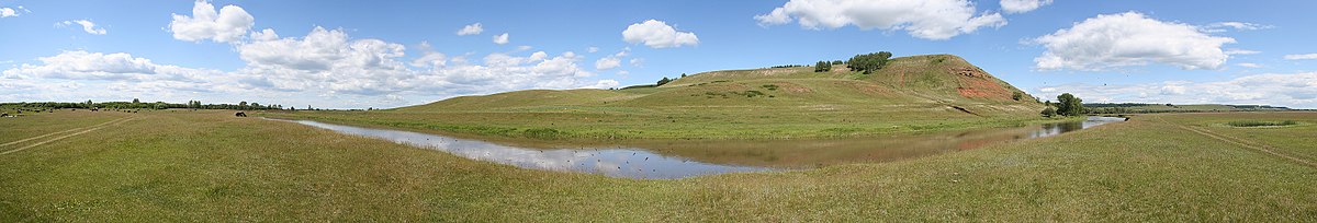 Middenloop bij het dorp Toemoetoek: lage linkeroever aan de kant van Tatarstan, hoge rechteroever van Basjkirostan