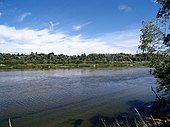 Photographie en couleurs d'un fleuve et des paysages l'environnant.