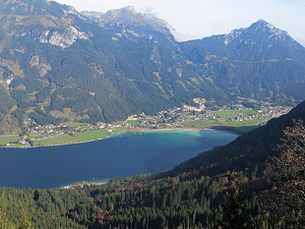 Der Hauptort Maurach am Südufer des Achensees