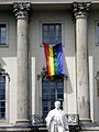 Gay flag on building of Humboldt University of Berlin Flaga homoseksualistów na budynku Uniwersystetu Humboldta w Berlinie