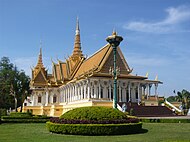 พระบรมราชวังกรุงพนมเปญ สร้างในปี ค.ศ. 1860 สมัยพระบาทสมเด็จพระนโรดม พรหมบริรักษ์ สร้างโดยความช่วยเหลือจากฝรั่งเศส