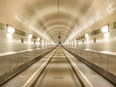 31. Platz: NielsFahrenkrog Neu! mit Der historische Elbtunnel verbindet die Stadt mit den Hafen- und Industriegebieten und kann noch heute mit dem Auto befahren werden, allerdings nur abwechselnd als Einbahnstraße