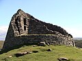 Dun Carloway, ook hier wall voids en een dubbele muur (boven de begane grond).