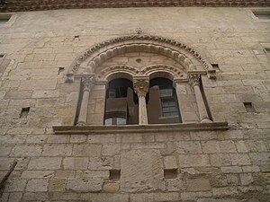 Détail de la baie romane de la façade ouest (fin du XIIe siècle).