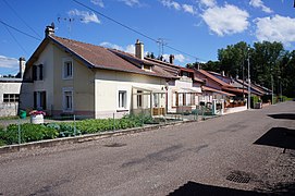 Série de maisons mitoyennes identiques.