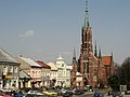 Marktplatz in Grybów mit der neogotischen Pfarrkirche nahe der DK28