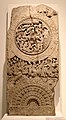 Indien: de:Nationalmuseum Neu-Delhi, Kalkstein-Stele mit der Darstellung des Besuchs des Eremiten Asita bei de:Shuddhodana, Amaravati, (Andhra Pradesh), aus der Zeit der de:Shatavahana-Dynastie, 1.-2. Jhdt. n. Chr.