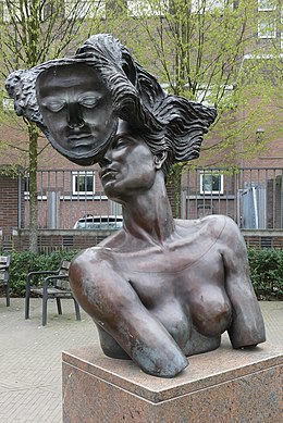 'Verbondenheid (Amina Aminus)', sculptuur van Margot Homan in de Hega Deentuin