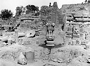 La fouille en 1905: le chapiteau aux lions et le grand Bouddha de Sarnath.