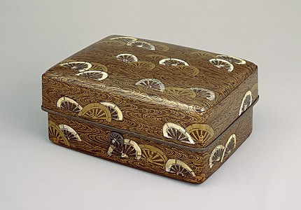 Coffret à décor de roues plongées dans l'eau, XIIe siècle. Bois laqué noir maki-e, laque dorée et nacre 22,4 × 13,3 cm, musée national de Tokyo.