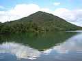 上流域の虚空蔵山と並滝寺池。