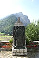 Kriegerdenkmal in Au (Vorarlberg), im Hintergrund die Kanisfluh.