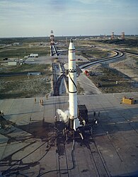 Preparativos el 16 de mayo de 1958 para el primer lanzamiento del Redstone por soldados estadounidenses el 17 de mayo. Batería A, del 217º Batallón de Artillería de Misiles de Campaña, 40º Grupo de Artillería (Redstone); Cabo Cañaveral, Florida; Complejo de Lanzamiento 5.