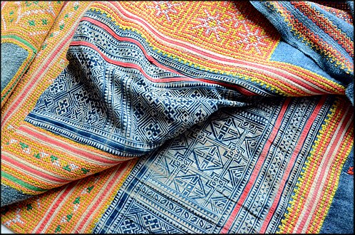 Broderie traditionnelle hmong sur tissu de coton[12].