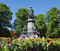 Linnémonumentet (Monumento a Lineu) Fritjof Kjellberg, 1885 Estocolmo