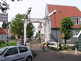 Ransdorp, juli 2005. De houten huizen zijn karakteristiek voor het gebied: doordat ze lichter zijn dan huizen van steen, zakken ze minder snel weg in de slappe veenbodem.