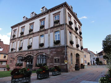 Ancienne mairie (1864), aujourd'hui Maison des associations, place du Marché.