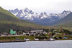 Cảnh quan Puerto Williams với dãy Dientes de Navarino phía sau