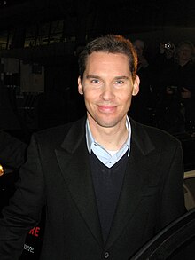 Bryan Singer souriant devant l'objectif.