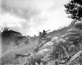 Vojáci USA střílejí bazookou na německé kulometné hnízdo, Lucca, 1944