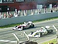 Rubens Barrichello testando o BGP 001 em Barcelona, março de 2009. Ao seu lado, um Toyota.