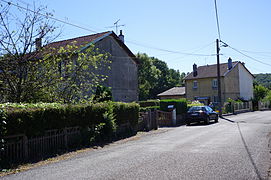 Deux maisons mitoyenne derrière des clôtures.