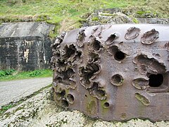 Cloche blindée avec les impacts d'obus à la cité d'Aleth.